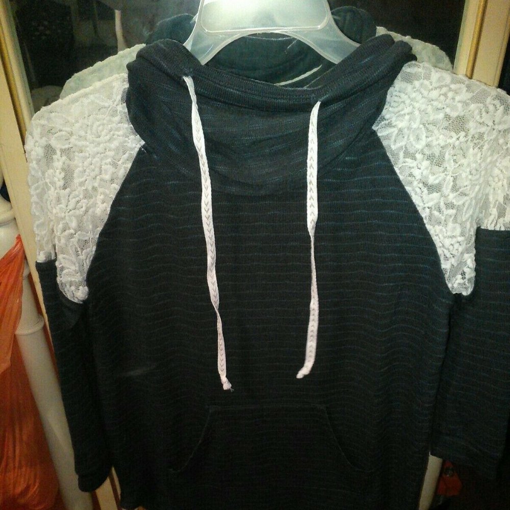 NWOT NoBo Beautiful Lace Hoodie Blouse SZ L